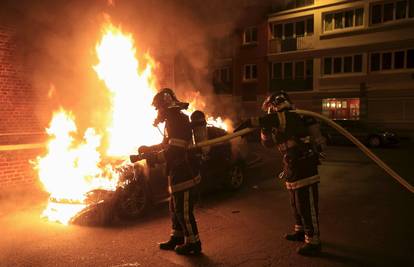 Francuska: Zapaljeno više od 800 automobila na Badnjak
