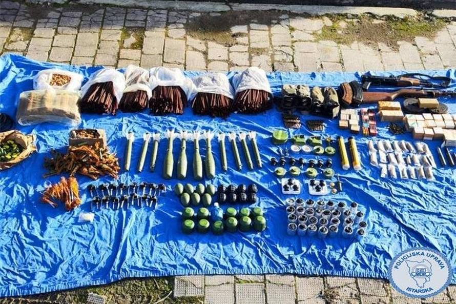 FOTO Rambo iz Istre policiji je predao dvije automatske puške, 16 ručnih bombi, mine, streljivo