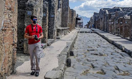 U Pompejima otkrivena monumentalna grobnica s reljefom bračnog para