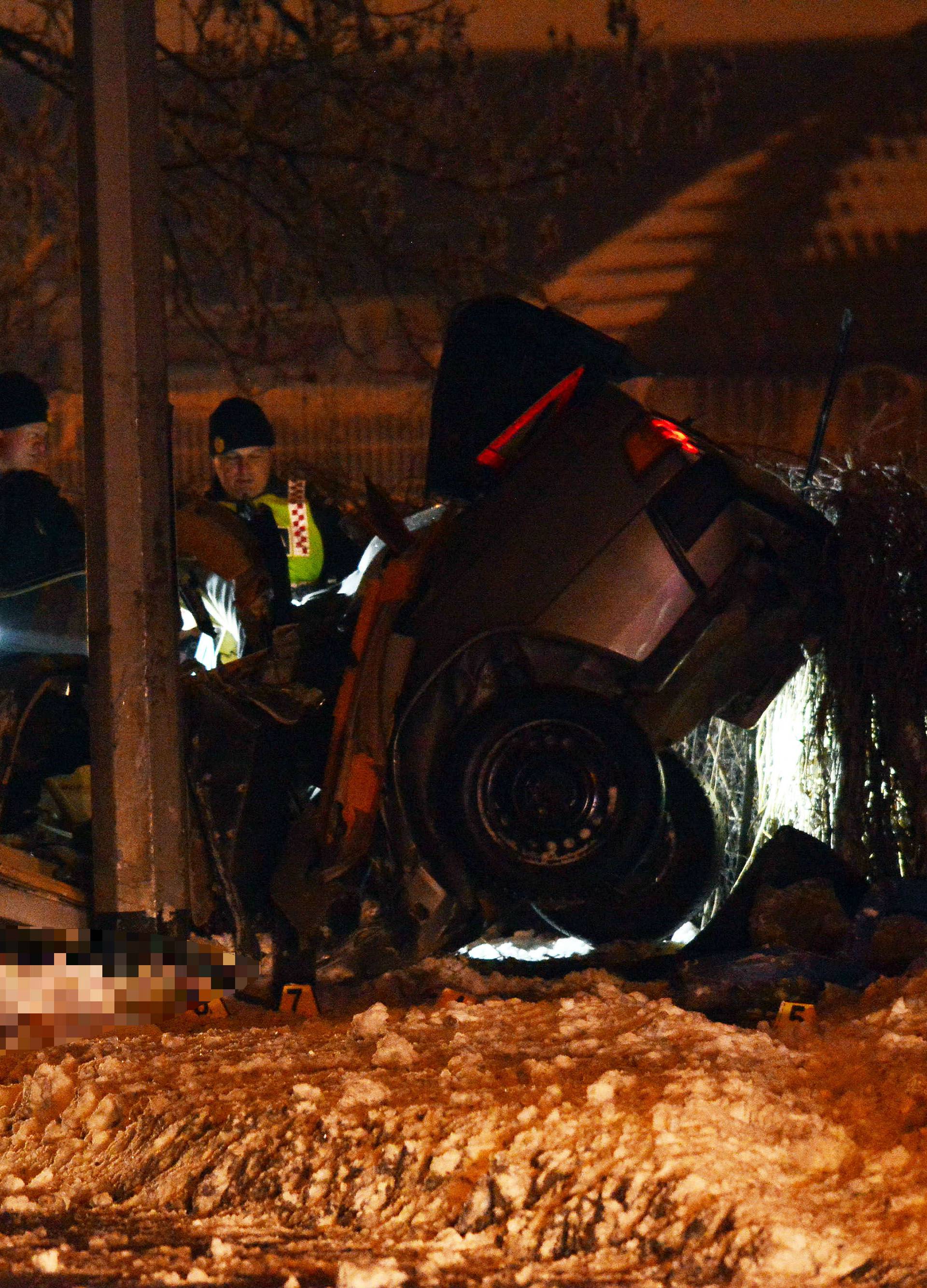 Još jedna smrt na cesti: Auto se od udarca skoro prepolovio