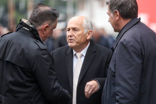 Sarajevo: Dolazak uzvanika na komemoraciju za Halida Bešlića u Narodno pozorište