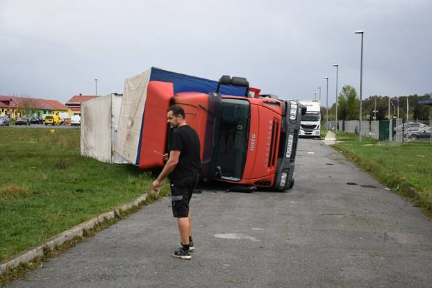 Jaki vjetar u Čazmi prevrnuo i kamione