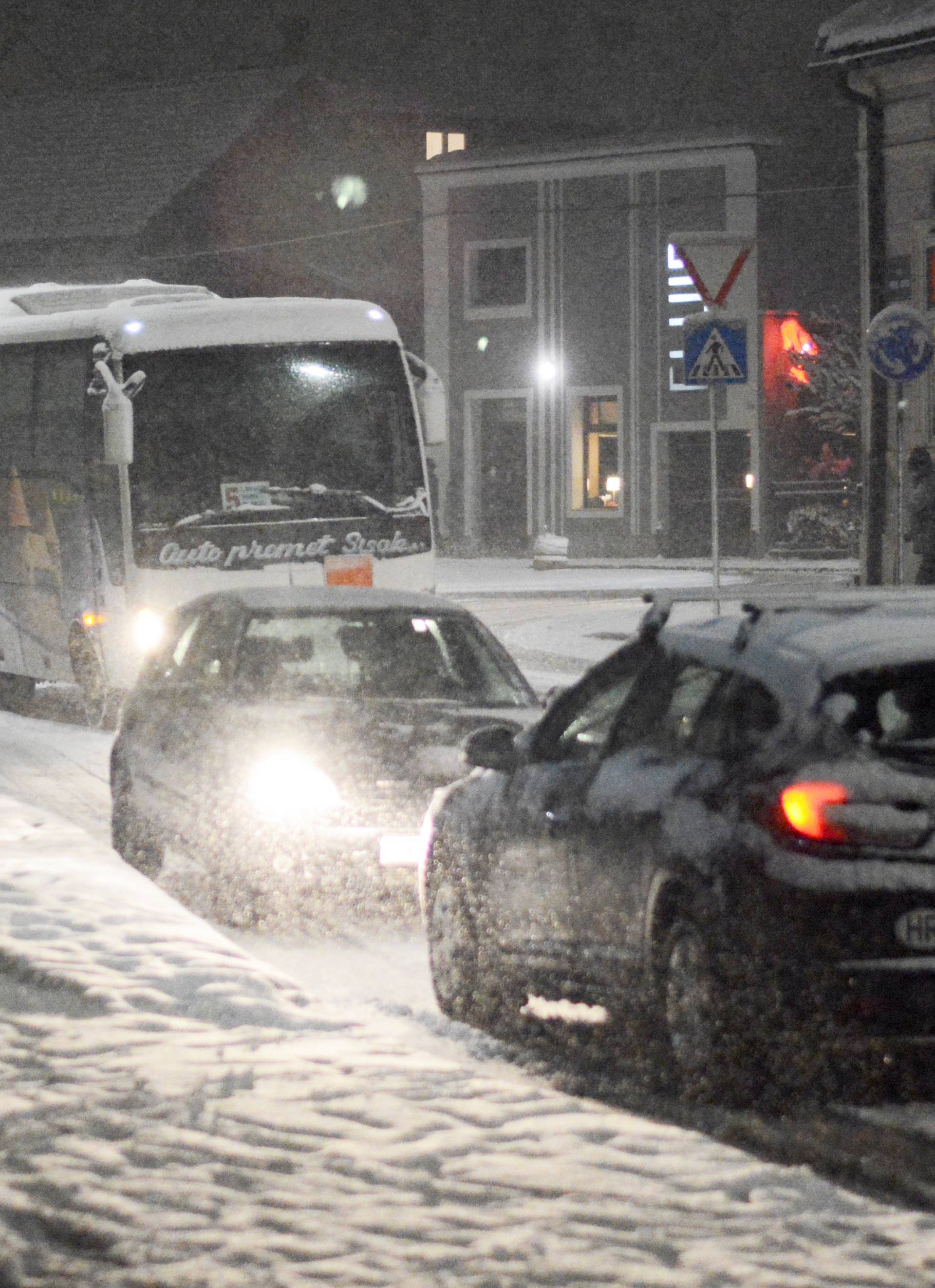 Sisak: PjeÅ¡aci i vozaÄi posebno su oprezni po prometnicama prekrivenim snijegom