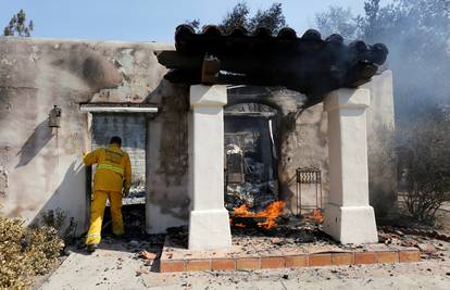 Uništili domove: Požari prijete sjeverno od Los Angelesa