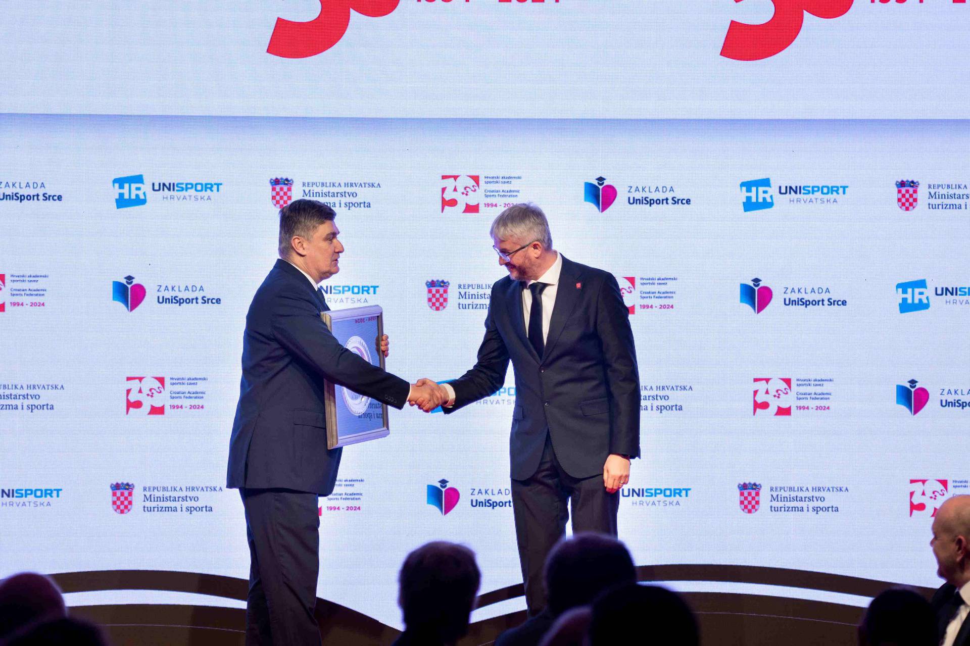 Zagreb Advent Run dodijelio je 4000 € Zakladi UniSport Srce