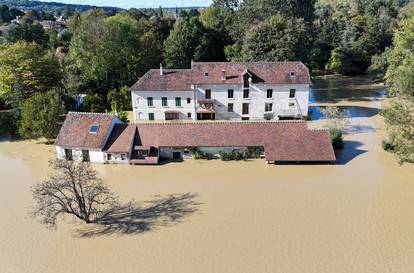 FOTO Oluja Kirk u Francuskoj donijela kaos. Ulice pod vodom, čamcima su spašavali stradale