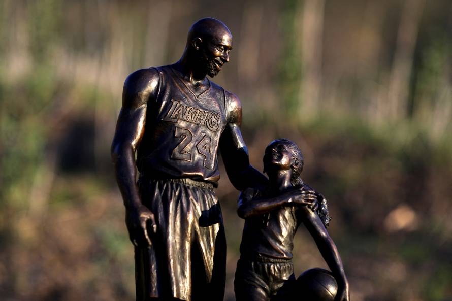 Los Angeles sculptor Dan Medina has honored the anniversary of the deaths of Kobe and Gigi Bryant