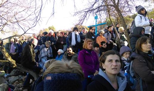 Uživo iz Međugorja:  Nekoliko stotina vjernika čeka vidjelicu