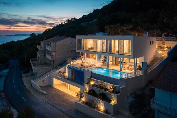 Bazen, sauna, teretana i dvije plaže na 'par koraka' - evo što sve nudi raskošna vila u Omišu