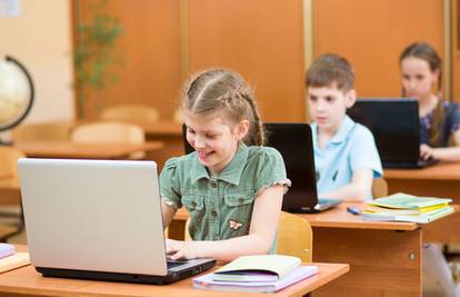 Djeca koriste računala umjesto krede i ploče i tako bolje uče