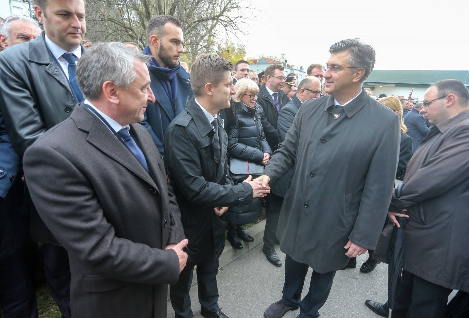 Brojni građani, branitelji i državni dužnosnici okupljaju se ispred bolnice u Vukovaru