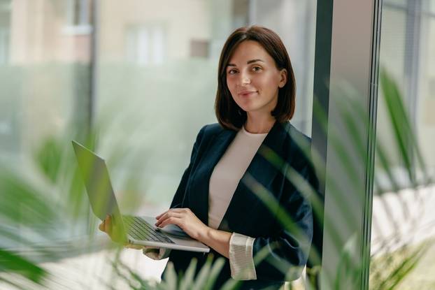 Confident,And,Ambitious,Businesswoman,Focused,On,Laptop,Work,In,A