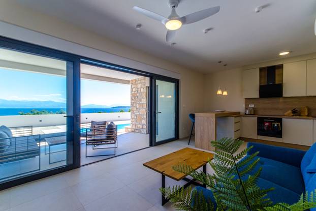 FOTO Kakva vila! Prodaju je na Šolti. Grijani bazen, a more na 150 metara. Saznali smo cijenu