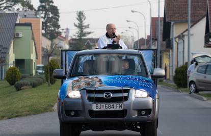 Župnik u Molvama za Uskrs iz automobila blagoslovio hranu