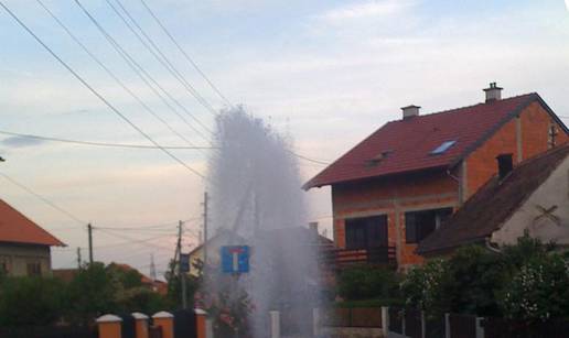 Voda iz hidranta šikljala je i poplavila ulicu u Zagrebu