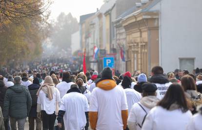 Emotivne scene iz Vukovara: Deseci tisuća u Koloni sjećanja