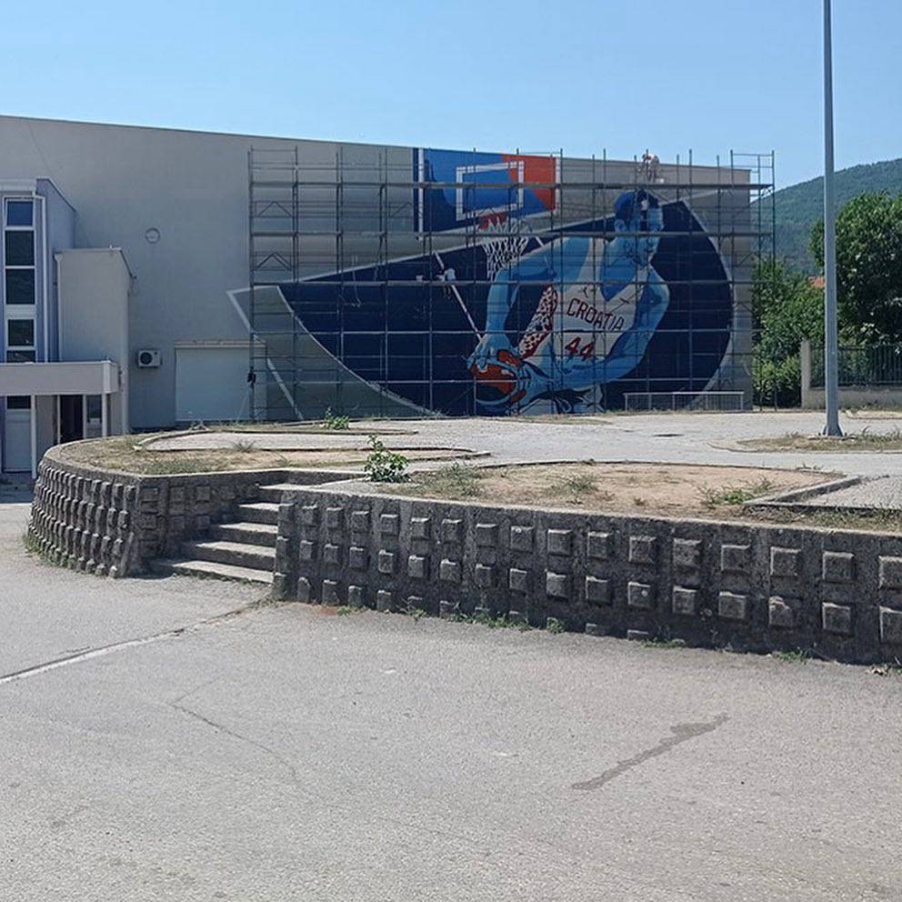 Na osnovnoj školi u Mostaru osvanuo mural Bogdanovića