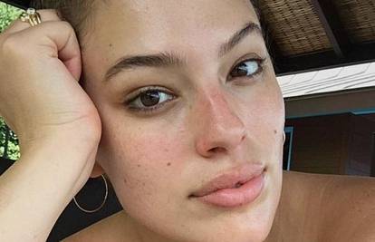 Dok se mi smrzavamo, Ashley Graham pokazuje gole grudi