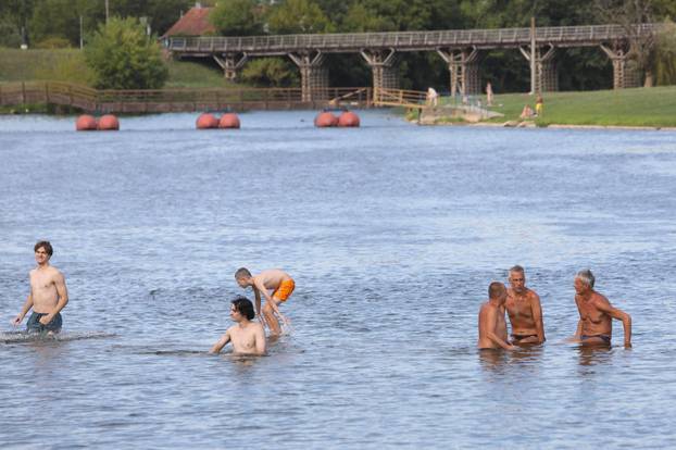 Karlovac: Osvježenje u rijeci Korani