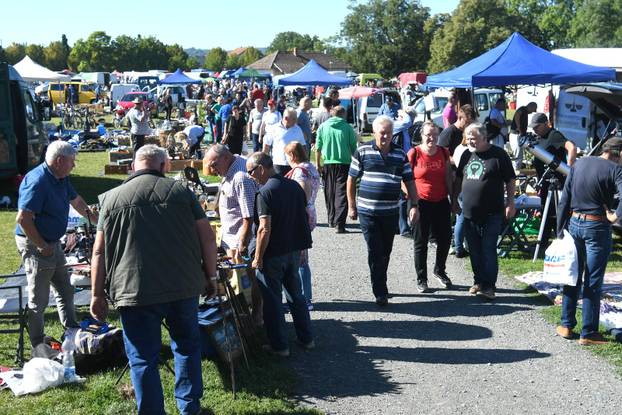 Koprivnica: Velika gužva na buvljaku koji je privukao pažnji brojnih prodavača i još više kupaca