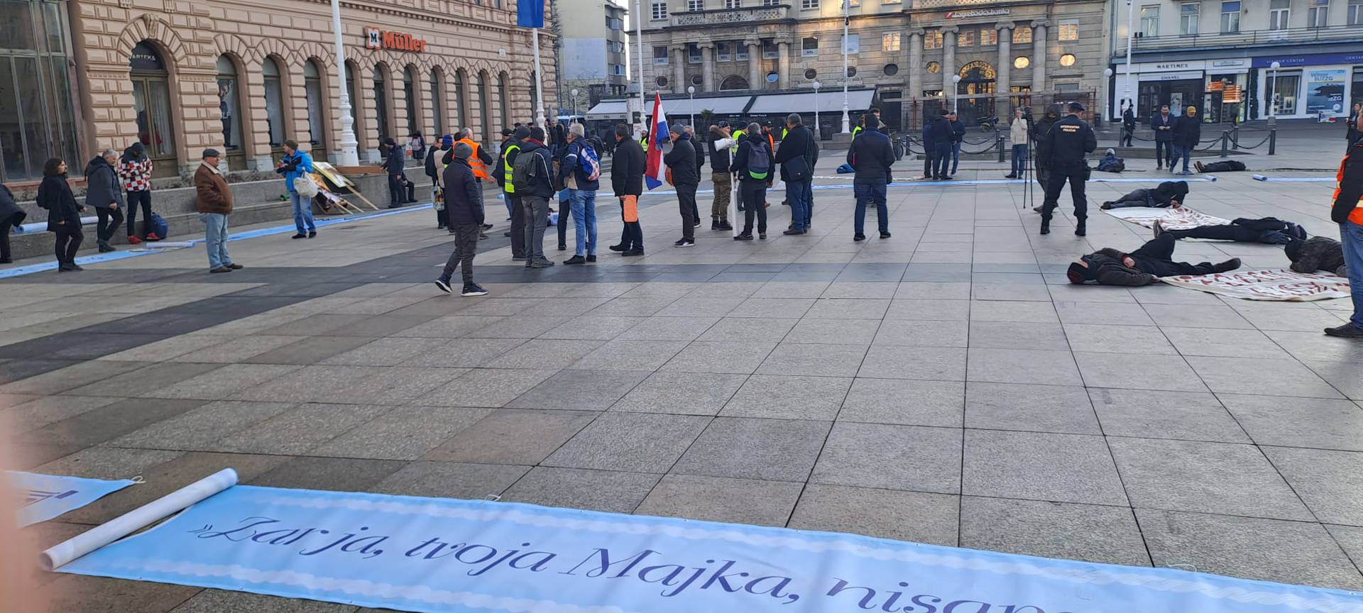 Molitelji ogradili dio Trga bana Jelačića samo za muškarce! 'Ne možete unutra, to nije za žene'