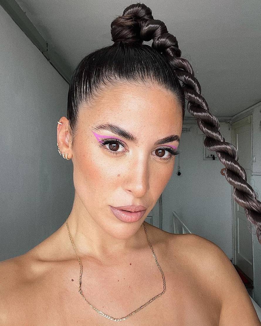 Srpsku influencericu napadaju zbog hlača: Skidaj šahovnicu!