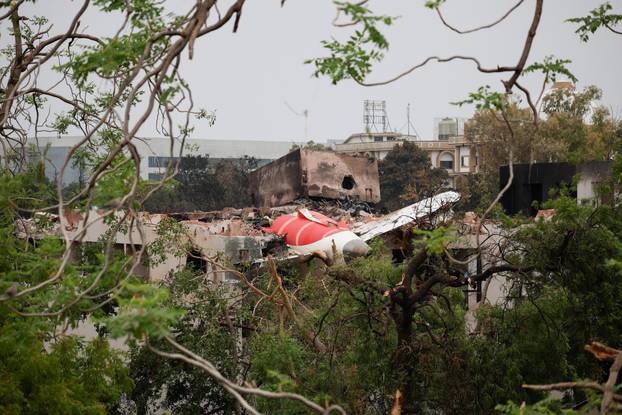 Photo day after horror in India: still lasts for missing, they found one black box
