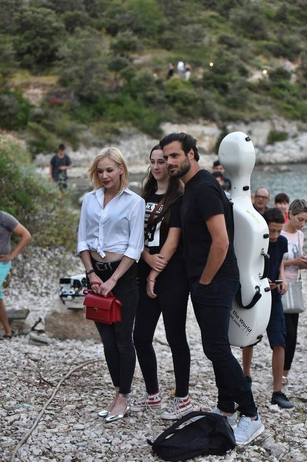 Rakalj: Stjepan Hauser zasvirao okupljenima na otvorenju šetnice koja nosi njegovo ime