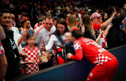 Najljepša fotografija ovog Eura: Karačić s najmlađim navijačem