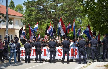 500 ljudi na skupu u Srbu, a osiguravaju ga brojni policajci