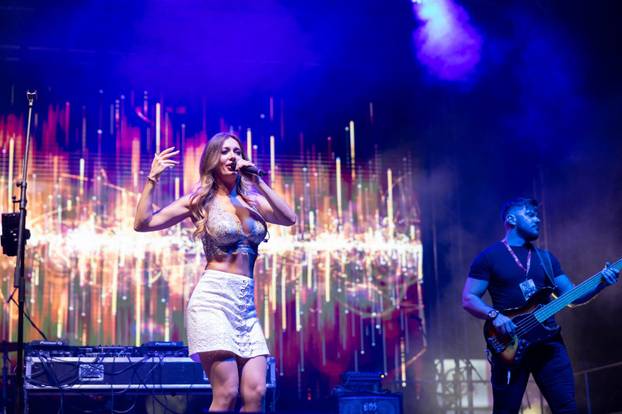 Lille objavila set provokativnih fotki i predstavila spot: 'Opa, utegnula se u ultrakratki jeans'