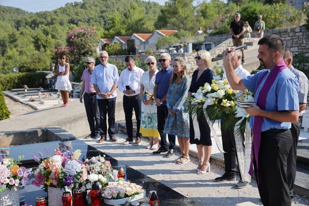 Vela Luka: Polaganje vijenaca na grob Olivera Dragojevića