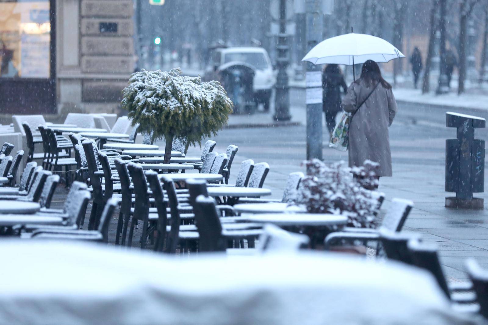 Zagreb: Građani u centru grada koji je prekriven snježnim pokrivačem