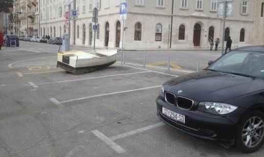 Vezao brod za znak za invalide na parkiralištu na splitskoj rivi