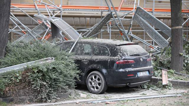 Zagreb: Skela i dio zgrade urušili se na automobile u Klaićevoj ulici