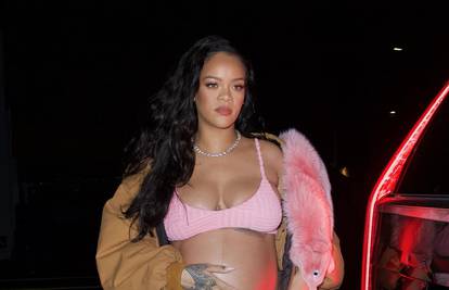 Rihanna opet pokazala veliki trudnički trbuh: U ružičastoj kombinaciji našla se i lisica...