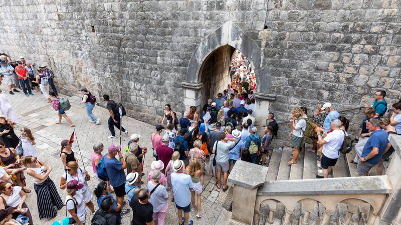 FOTO U Dubrovniku gužve kao usred sezone: Stara gradska jezgra prepuna je turista