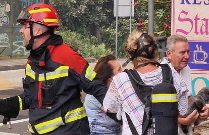 FOTO Policija evakuira obitelji iz Grebaštice. Organiziran prijevoz autobusima, smještaj u dvorani