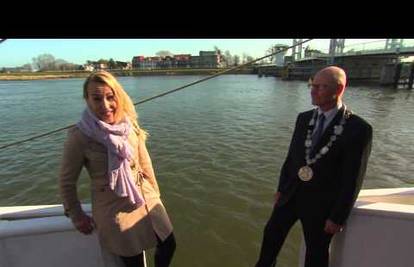 Breaking pljus - TV novinarka  je usred intervjua upala u vodu
