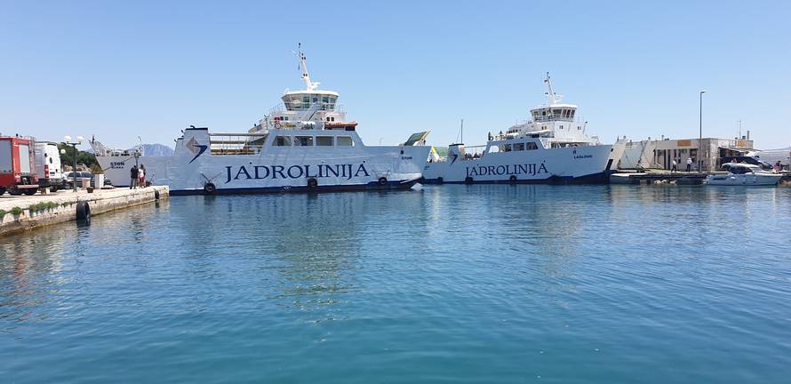 Nasukao se trajekt: Udario je u rivu, dvoje ljudi je ozlijeđeno...