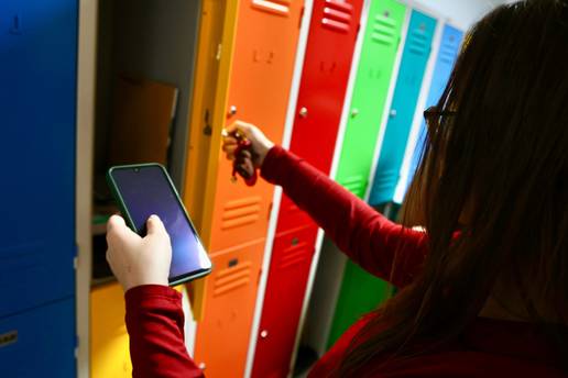 BA&Scaron; NA PETAK 13. Kori&scaron;tenje mobitela od danas zabranjeno u svim &scaron;kolama u Hrvatskoj!