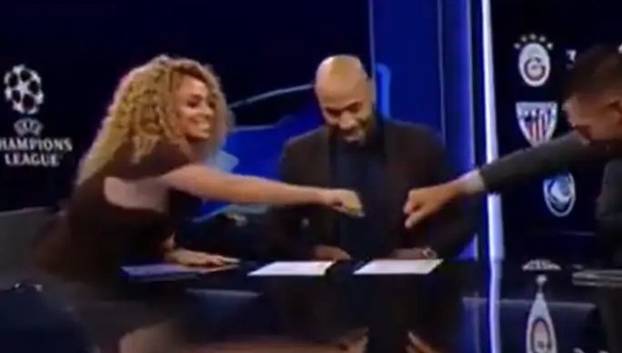 FOTO Incident u studiju Lige prvaka: Voditeljici pukla uska haljina, Henryju su 'bježale oči'