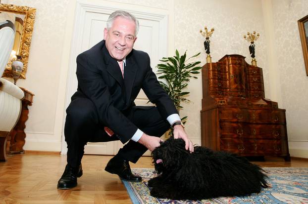 ARHIVA - Premijer Ivo Sanader sa svojim psom Kingom