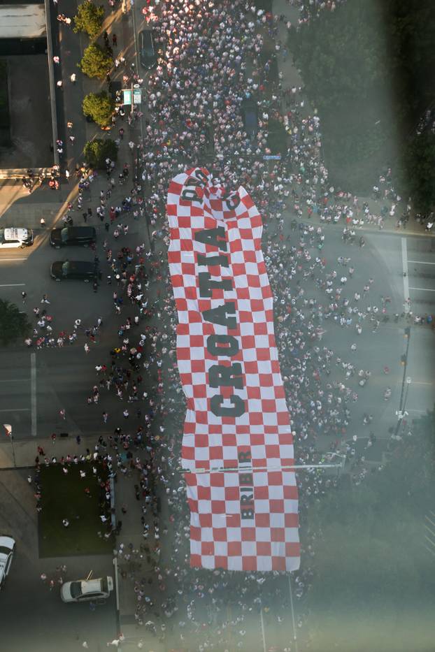 SP 2026 Dallas: Pogled sa nebodera na veliku povorku hrvatskih navijača u Dallasu uoči utakmice Engleske i Hrvatske na Svjetskom prvenstvu