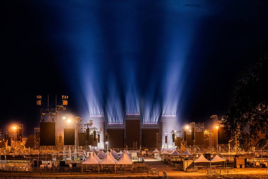 Zagreb: Spektakularna svjetlosna proba na Hipodromu uoči Thompsonovog koncerta