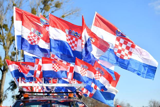 Navijač iz Međimurja svoj Audi ukrasio sa 60 hrvatskih zastava i krenuo u Zagreb na doček rukometaša