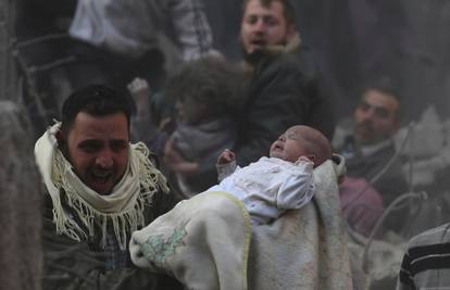 Zračni napad na civile u Siriji: Bebu spasili iz ruševina kuće 