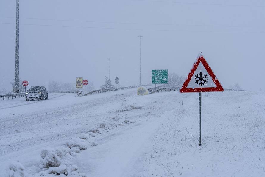 Zimski uvjeti na A1 između čvora Perušić i čvora Gospić
