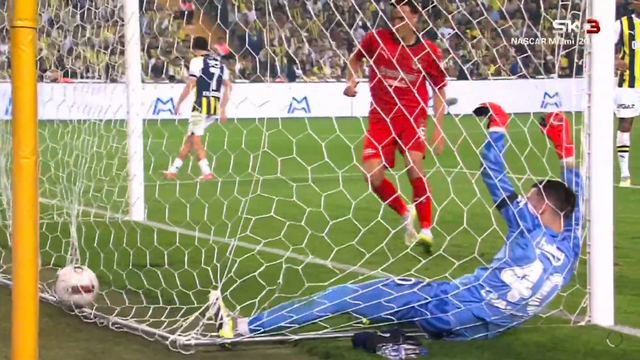 VIDEO Livaković primio prvi gol nakon 440 minuta i ozlijedio se