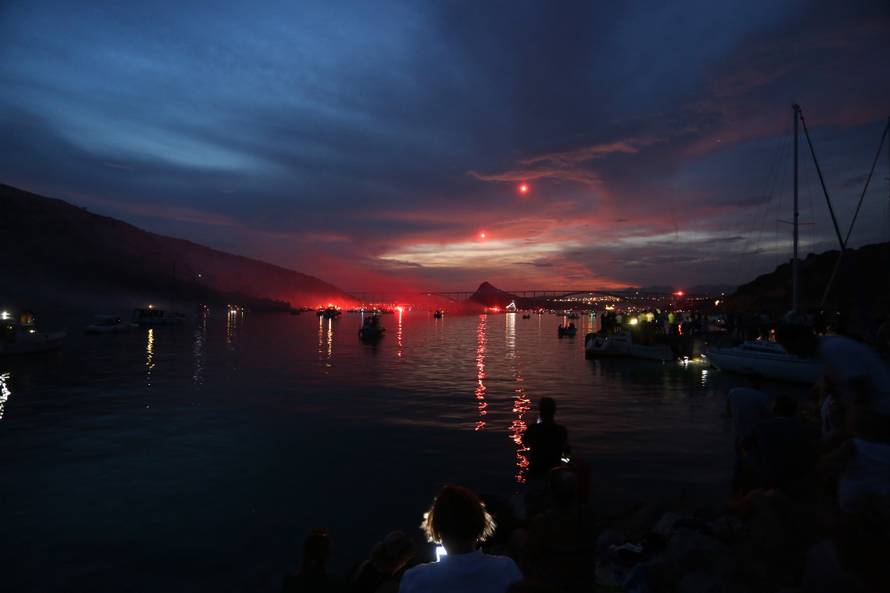 Pogledajte spektakl Armade za Oluju! Obasjali cijeli Krčki most